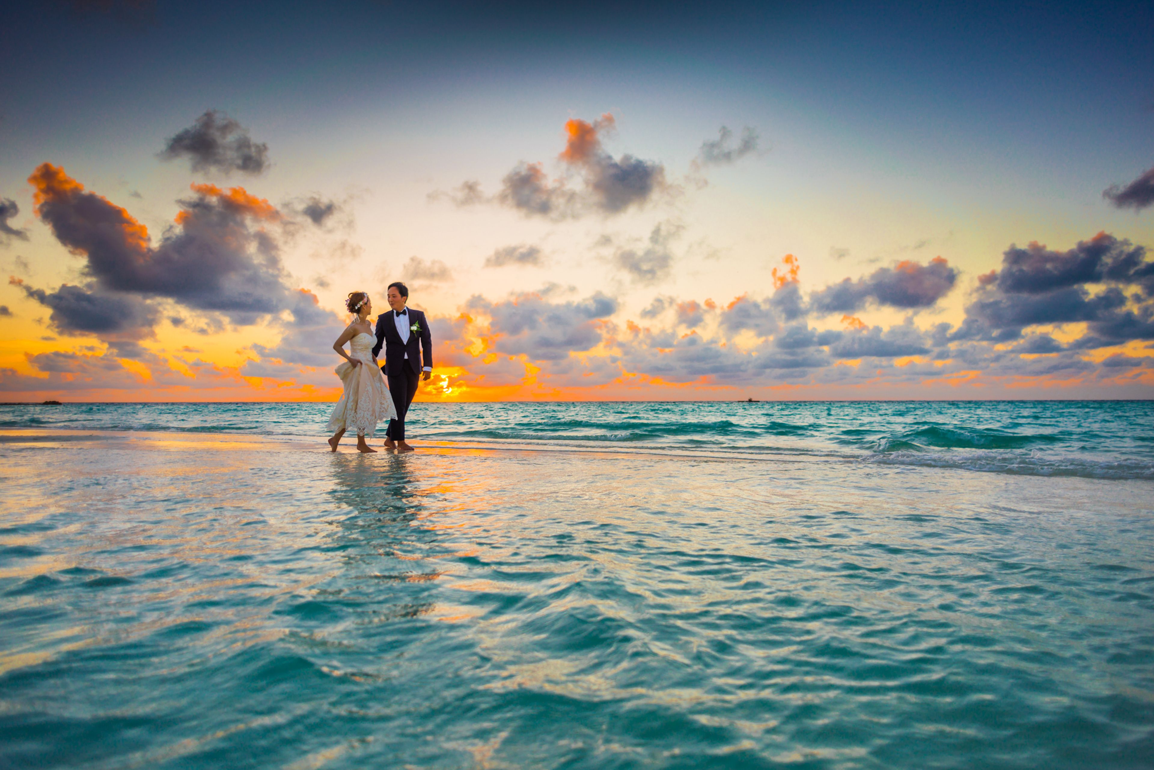 Couple sur une plage au coucher du soleil — une photo de vacances qui a révélé une découverte inattendue